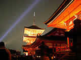 京都の清水寺の紅葉ライトアップの画像