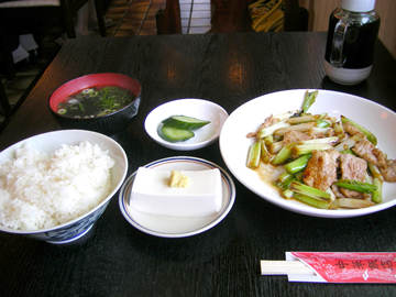 中華飯店福寿のサービスランチ　豚肉とネギ炒め