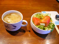 ブラスリーＫＡＷＡＩの日替わりランチのスープとサラダ