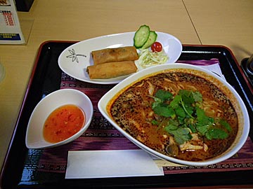 タイ香菜食堂 プラトゥータイのトムヤム・ヌードルと揚げ春巻き