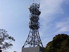宝達山頂上の神社電波塔の画像