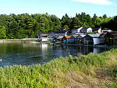こしき島付近の舟小屋の画像