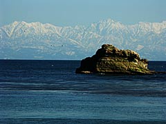 庵町・黒崎海岸から望む立山連峰の画像