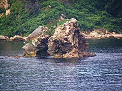 黒崎岬から見えるくぐり岩の画像