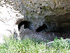 前浜漁港の洞窟の画像
