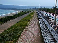 増穂浦海岸の世界一長いベンチ