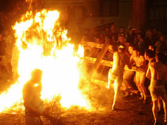 あばれ祭　八坂神社で神輿を火の中へ