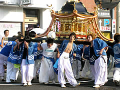 富来八朔祭礼の神輿の町内巡回の画像