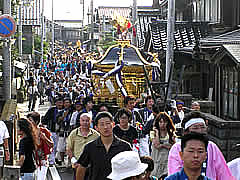 富来八朔祭礼の神輿の町内巡回の画像