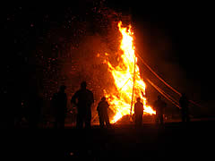 能登島向田の火祭りの桂松明の画像