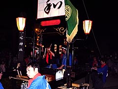 能登島向田の火祭りの出発するキリコの画像