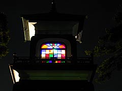尾山神社の夜の神門（裏面）の画像