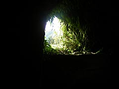 辰巳用水の隧道の内部から見た横穴の画像