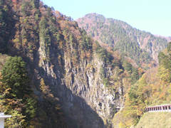 黒部峡谷のねずみ返しの岸壁の画像　富山観光名所