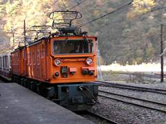 黒部峡谷のトロッコ列車の画像　富山観光名所