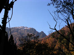 黒部峡谷の山頂に積雪の画像　富山観光名所