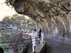 黒部峡谷の人食岩の画像　富山観光名所