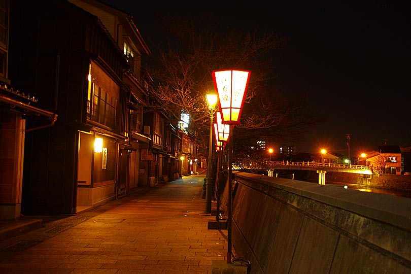 主計町茶屋街と中の橋の夜景