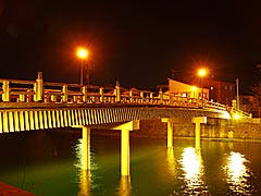 中の橋の夜景の画像