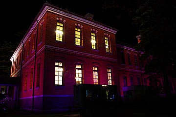 石川四校記念文化交流館の紫色のライトアップ