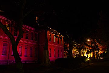 石川四校記念文化交流館の紫色のライトアップ